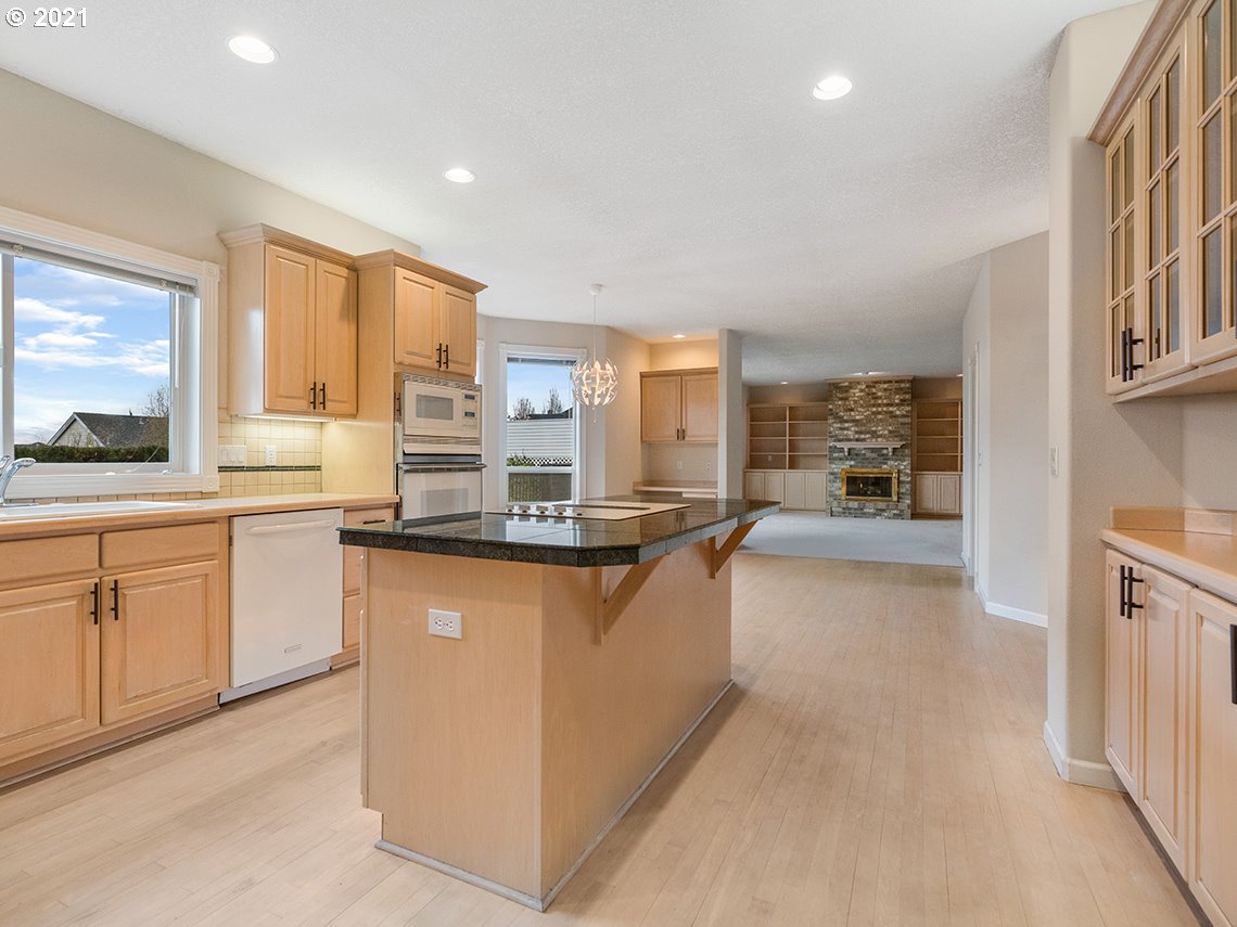 11916 Southwest Elemar Court Portland, OR 97224 - Photo 8 of 32 Gallery Image 8