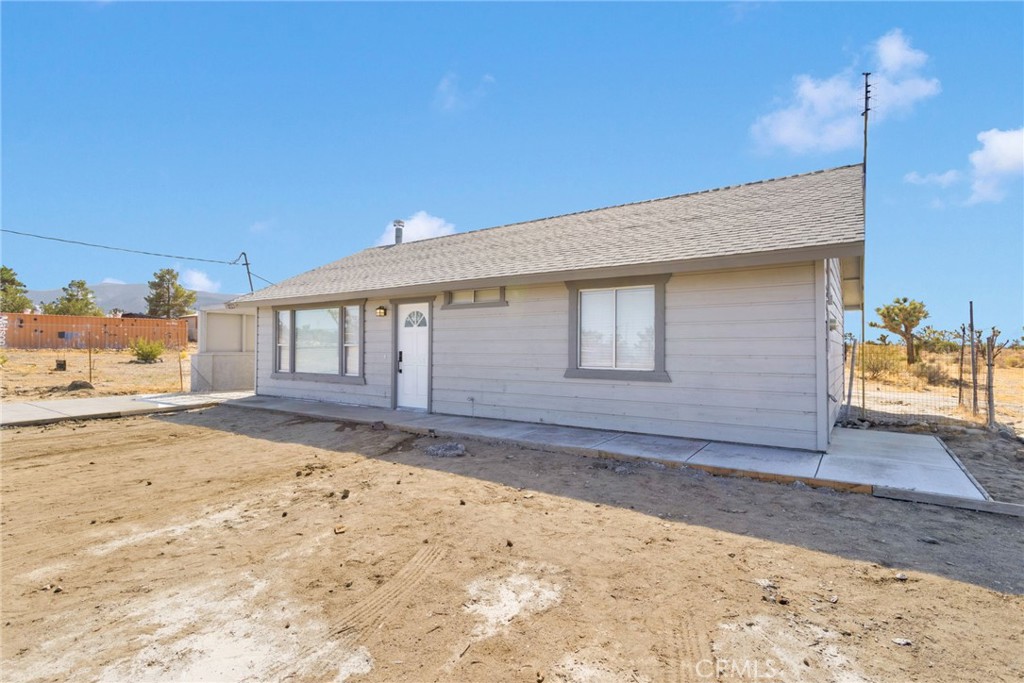 11076 Wagon Train Road Pinon Hills, CA 92371 - Photo 4 of 24 a backyard of a house