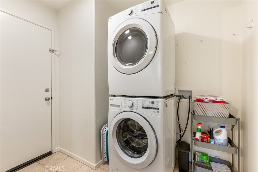 638 Sumner Way Oceanside, CA 92058 - Photo 14 of 17 a utility room with dryer and washer