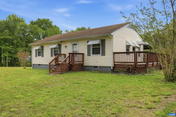 a view of a house with backyard