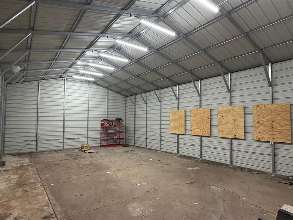 314 West 5th Street Springtown, TX 76082 - Photo 4 of 21 a view of a garage