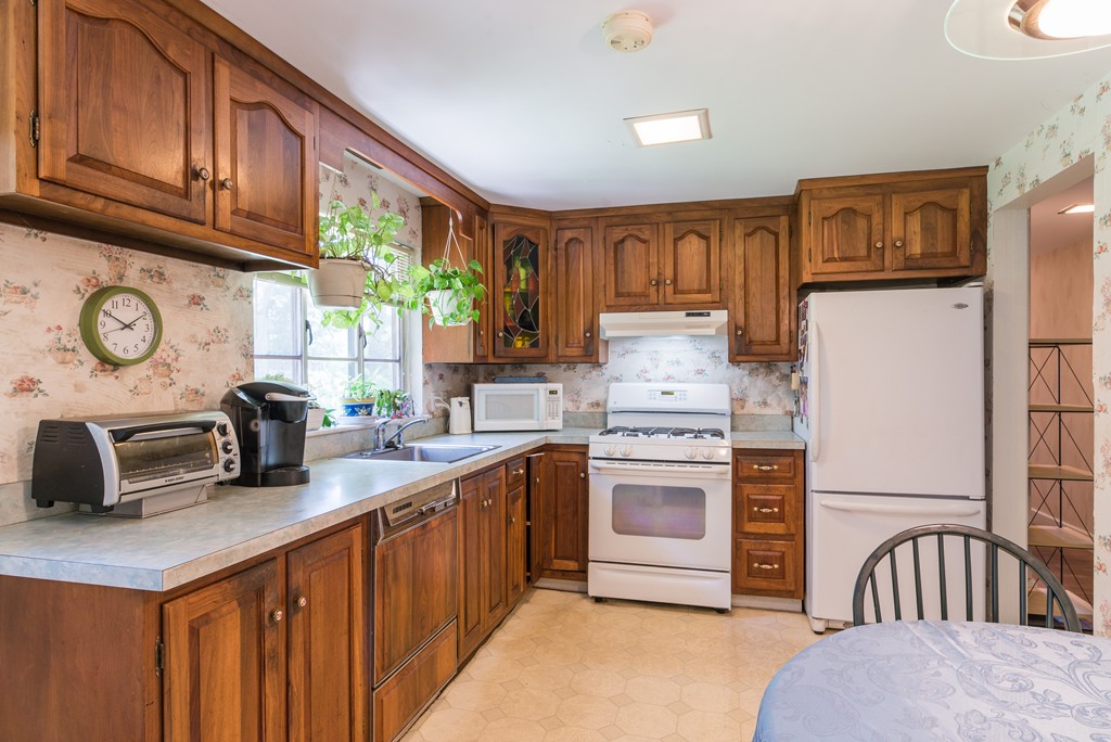 17 Lafayette Road Newton, MA 02462 - Photo 6 of 13