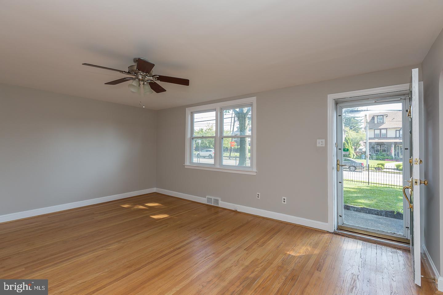 806 Earlington Road Havertown, PA 19083 - Photo 2 of 33