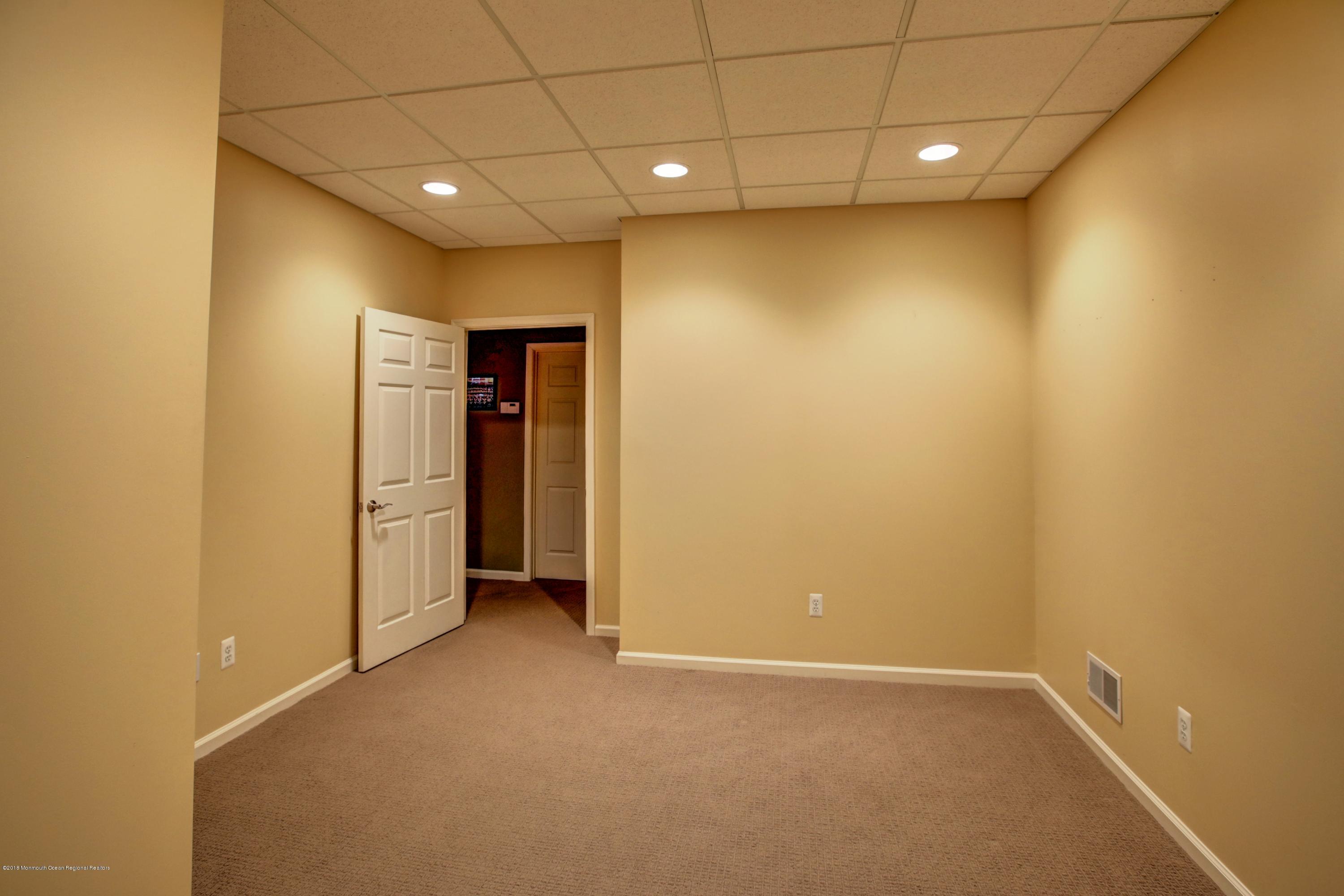 218 Red Hill Road Middletown, NJ 07748 - Photo 32 of 59 052_51704404