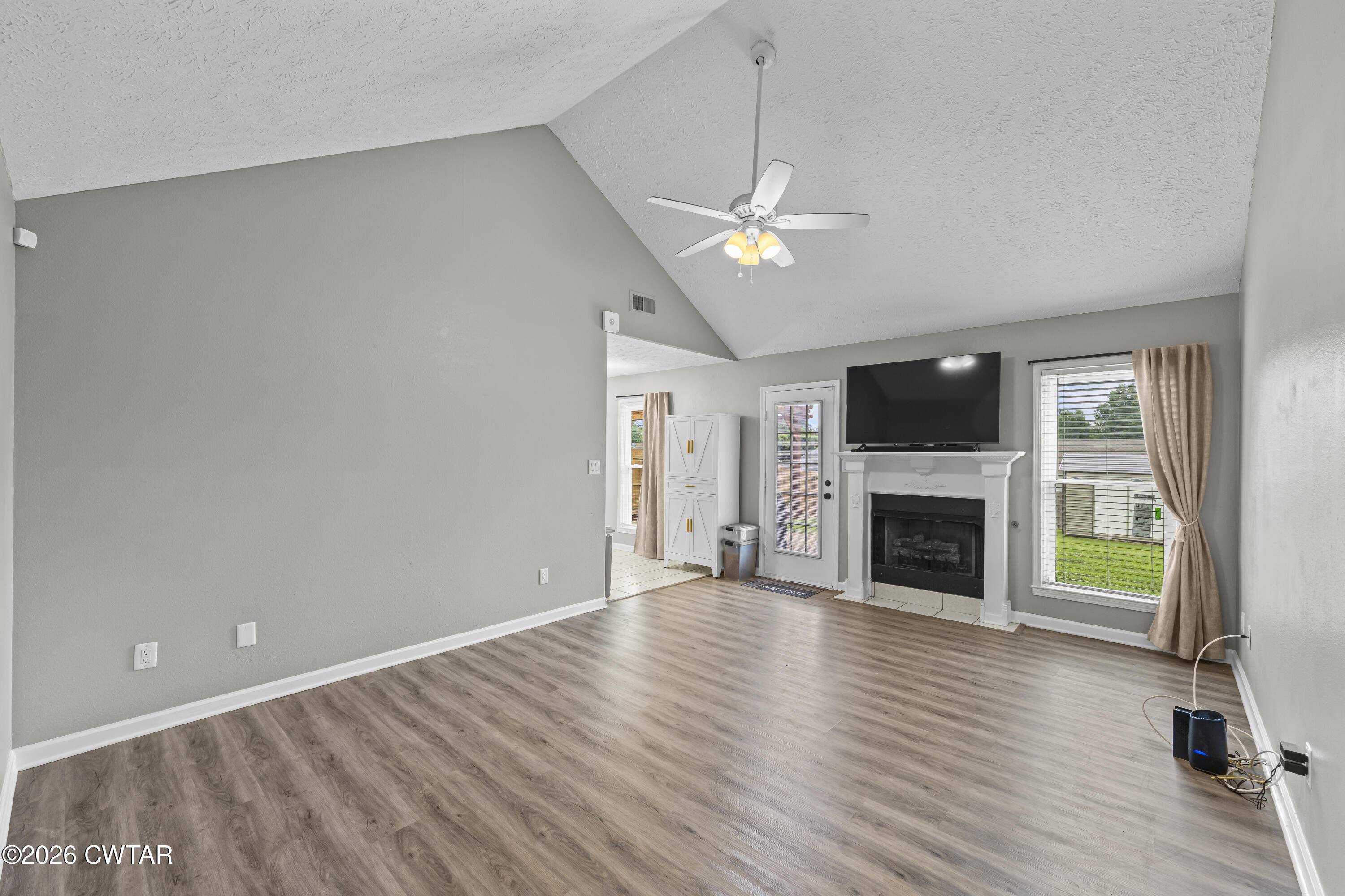 140 R Deloach Road Jackson, TN 38305 - Photo 3 of 19 Living Room