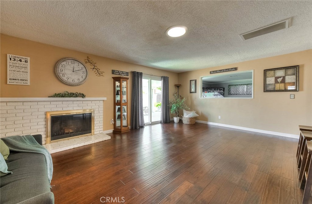 11229 Town & Country Drive Riverside, CA 92505 - Photo 4 of 36 Living room 1