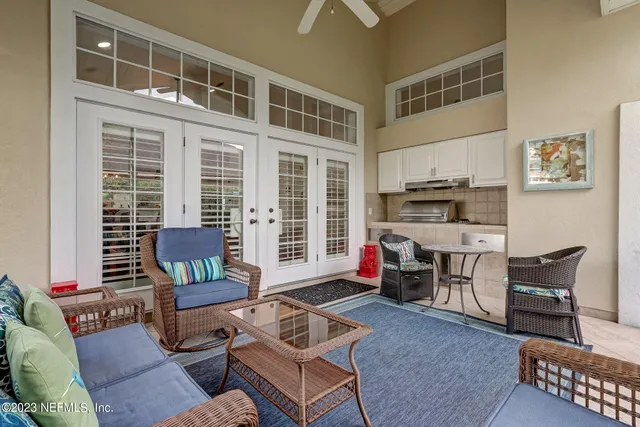 a view of a backyard