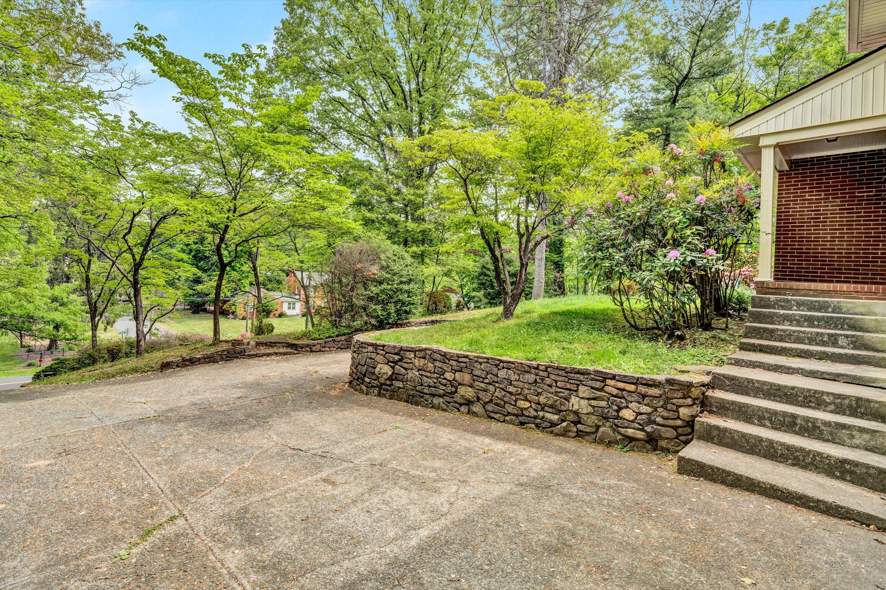 3604 Pinevale Road Roanoke, VA 24018 - Photo 4 of 36 04-043020240035