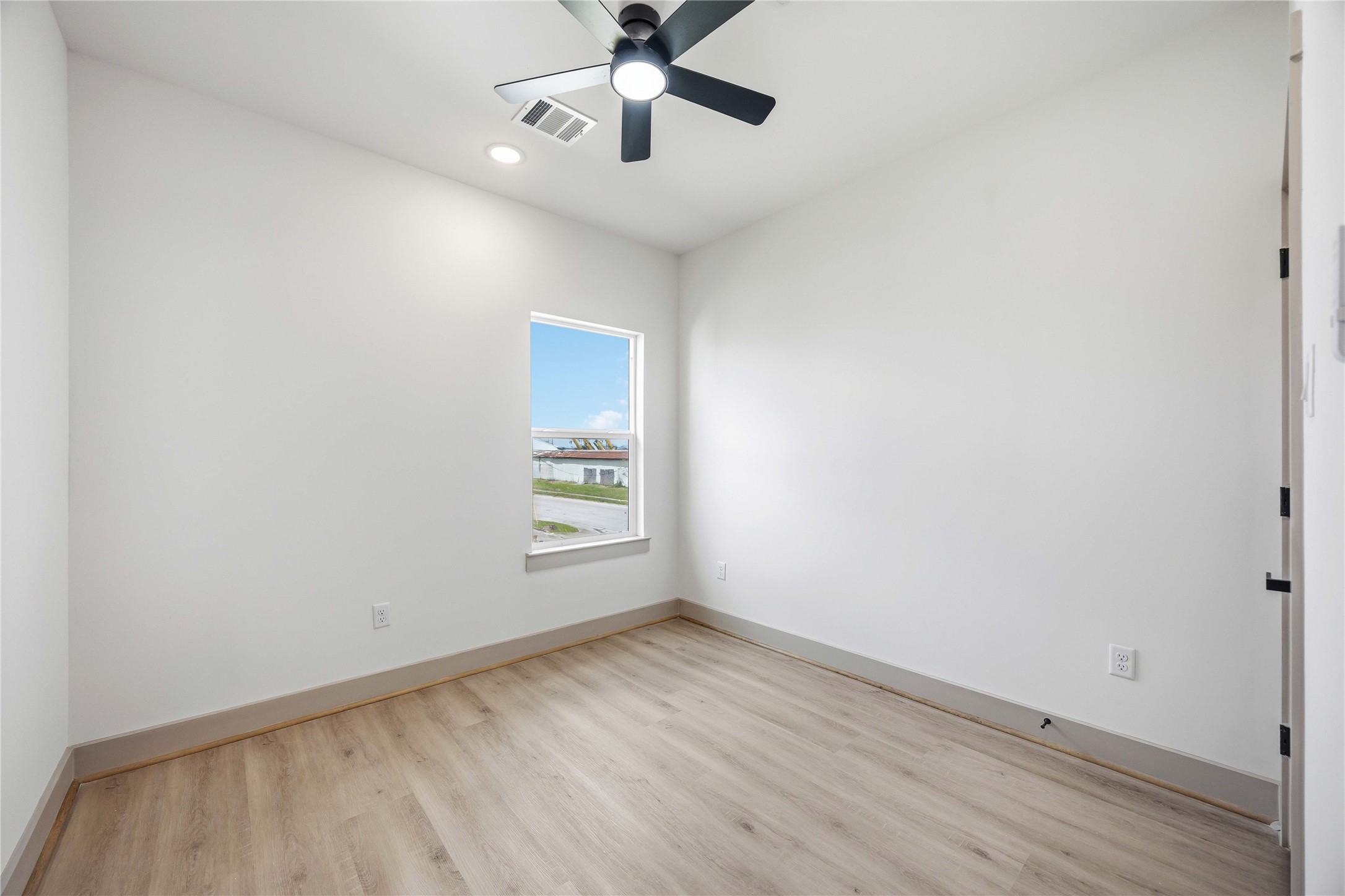 7555 Calhoun Road, Unit A/B Houston, TX 77033 - Photo 20 of 27 an empty room with a window and a ceiling fan