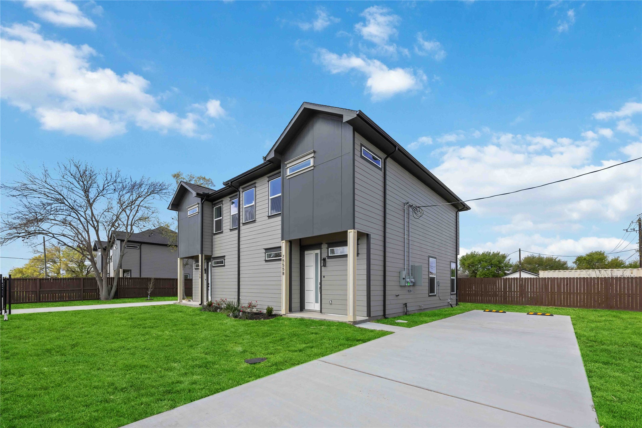 7555 Calhoun Road, Unit A/B Houston, TX 77033 - Photo 3 of 27 a backyard of a house with lots of green space