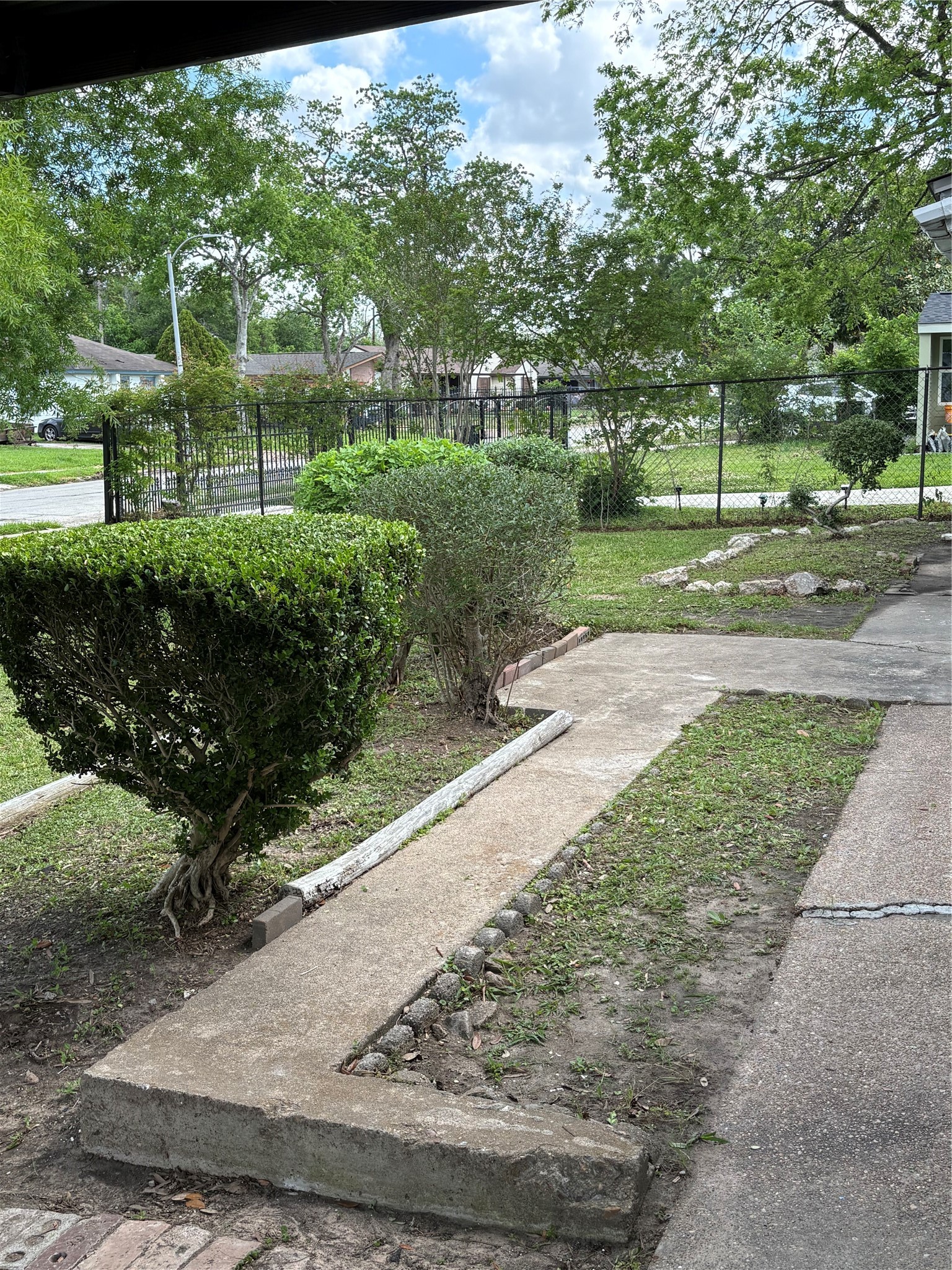 5914 Ridgeway Drive Houston, TX 77033 - Photo 3 of 23 Enjoy sitting on the front porch.