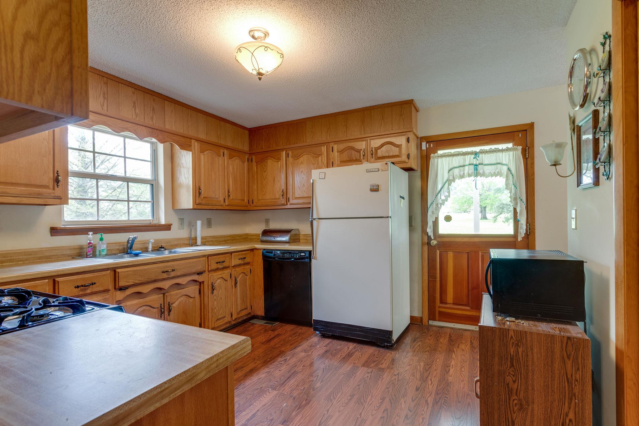 402 Canaan Road Columbia, TN 38401 - Photo 5 of 16 Kitchen with Tons of Cabinets & Window over the Kitchen Sink.
