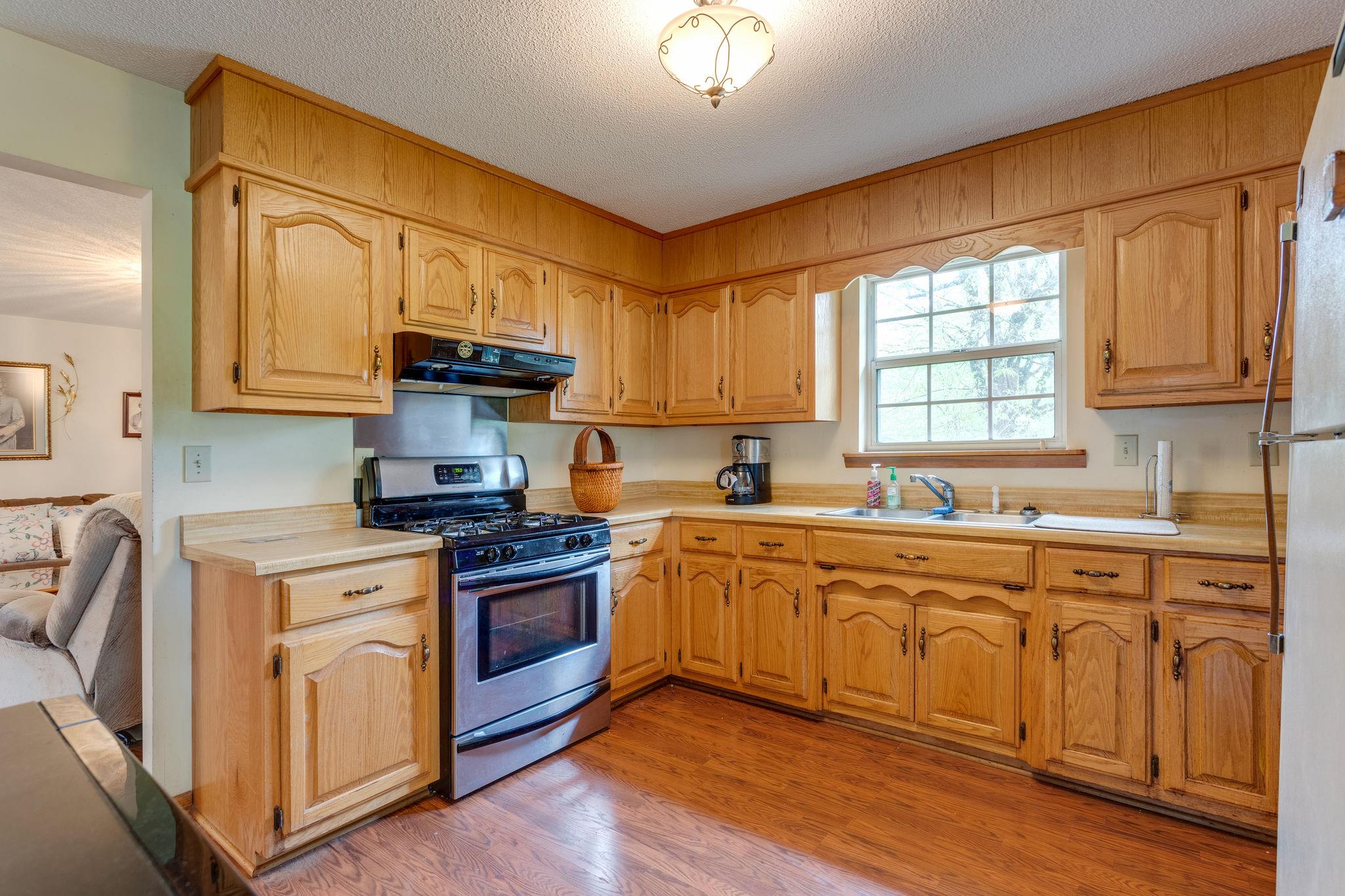 402 Canaan Road Columbia, TN 38401 - Photo 6 of 16 Gas Stove, Vinyl Flooring & Dishwasher