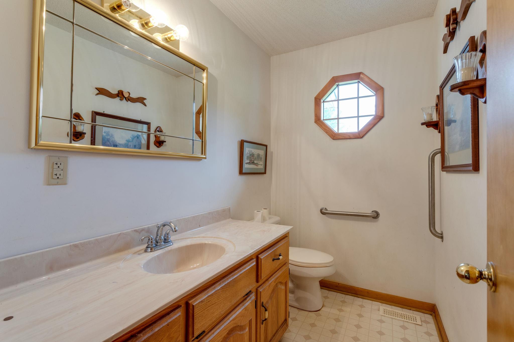 402 Canaan Road Columbia, TN 38401 - Photo 7 of 16 Full Bath