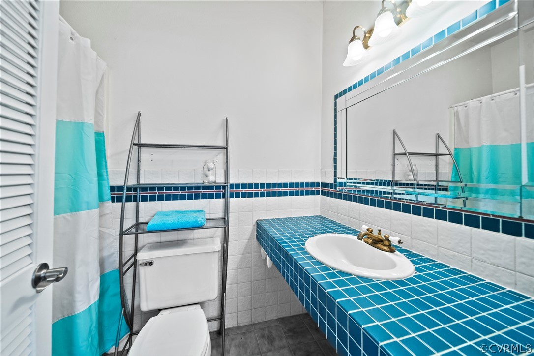 12700 Coalboro Road Chesterfield, VA 23838 - Photo 26 of 50 a living room with a table and chairs