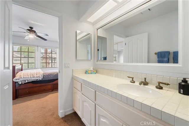 a en suite spacious bathroom with a double vanity sink and mirror