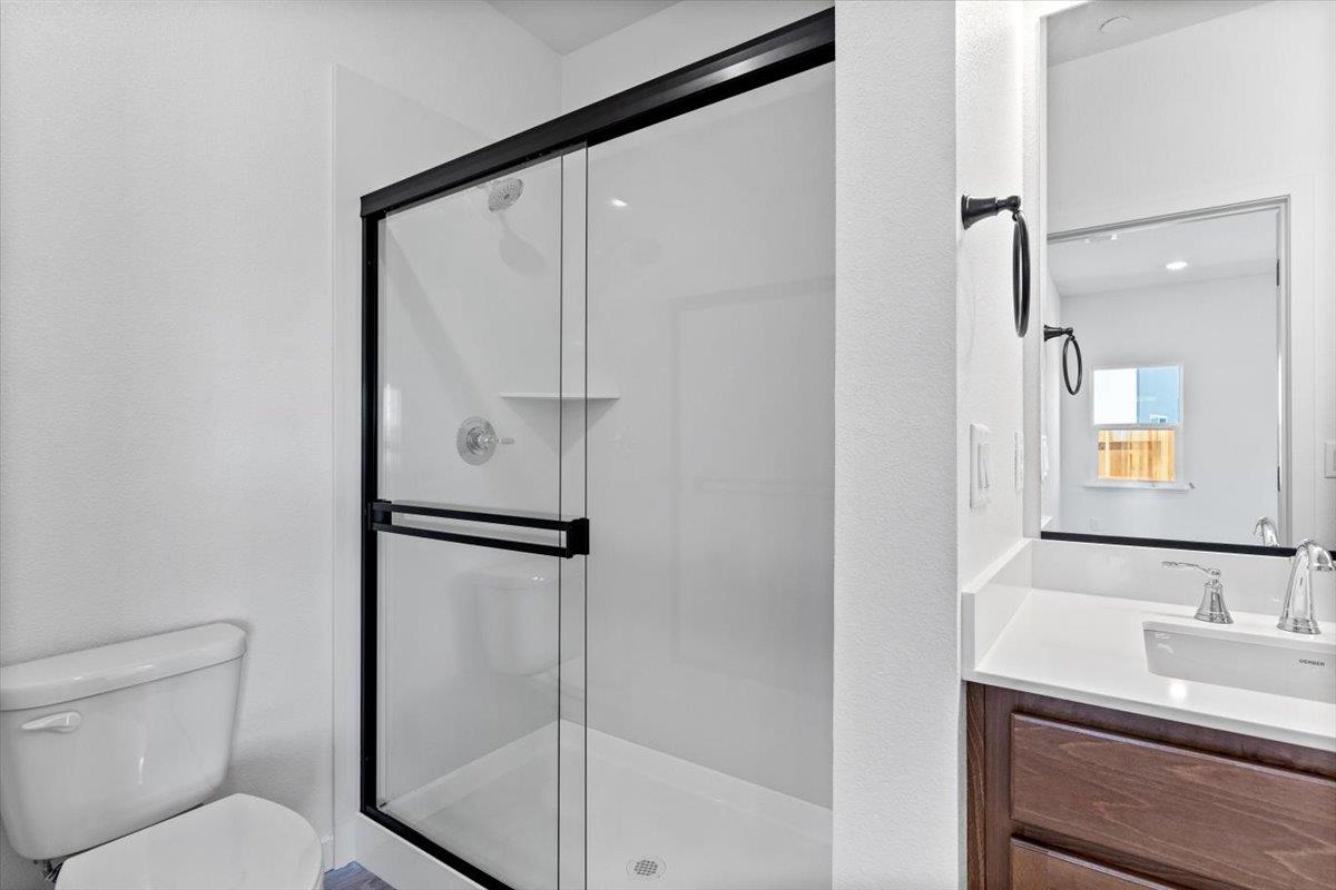 284 Piper Lane Colusa, CA 95932 - Photo 27 of 37 a bathroom with a shower a toilet and a sink