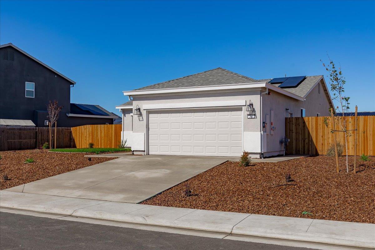 284 Piper Lane Colusa, CA 95932 - Photo 4 of 37 a front view of a house with garage