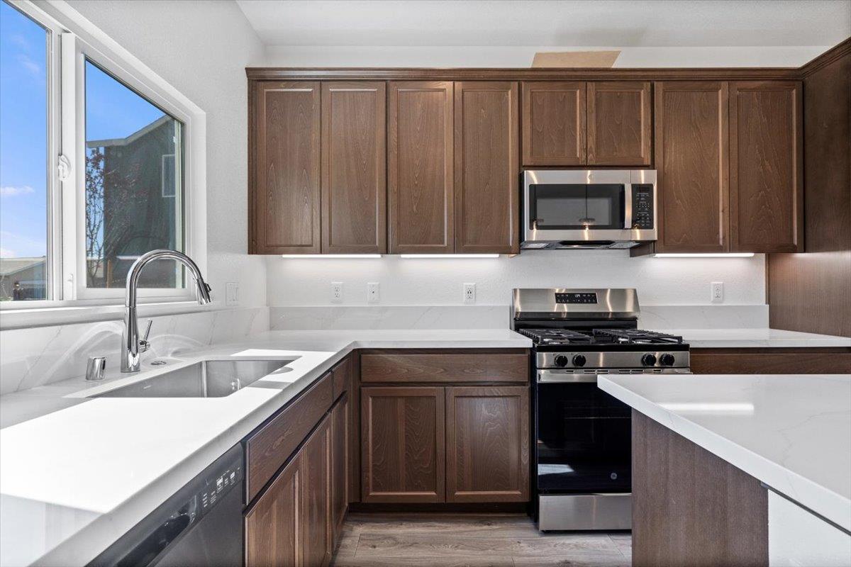 284 Piper Lane Colusa, CA 95932 - Photo 5 of 37 a kitchen with a sink stove and microwave