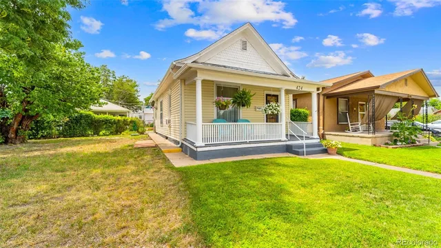 a view of an house with backyard porch and garden