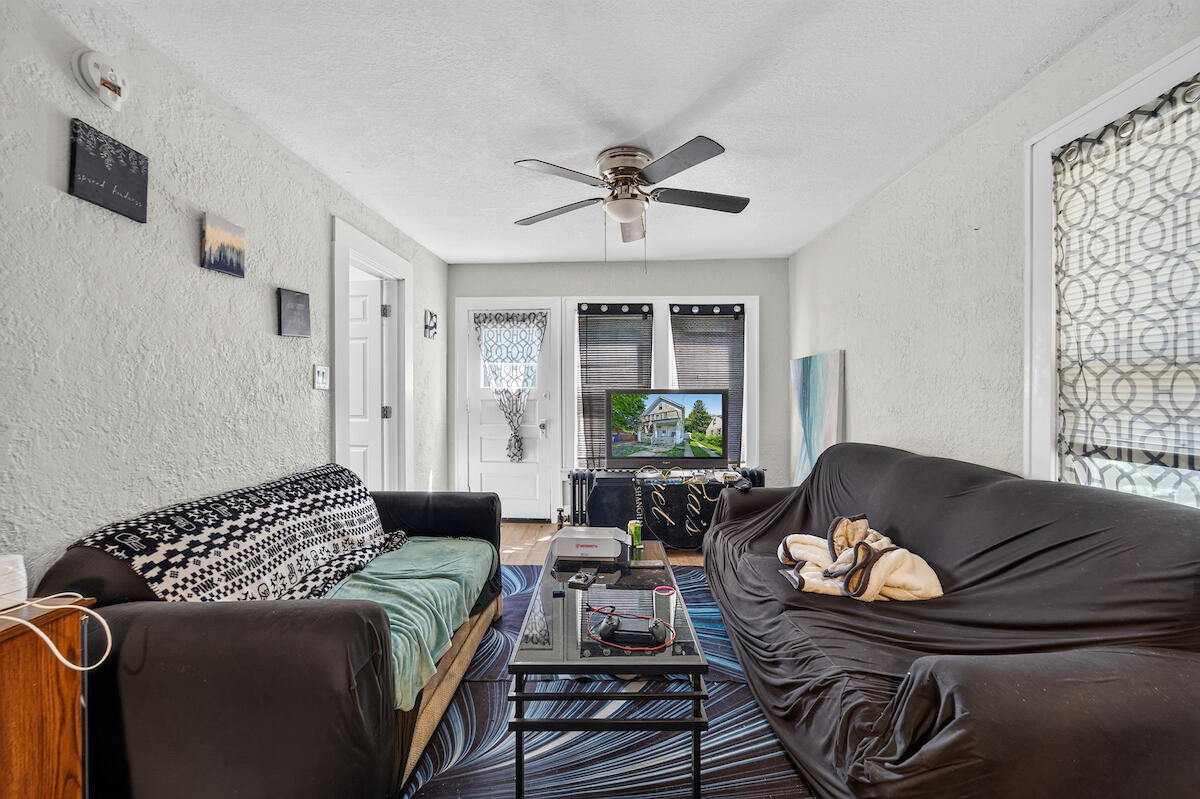 6522 28th Avenue Kenosha, WI 53143 - Photo 6 of 27 Lower Living Room