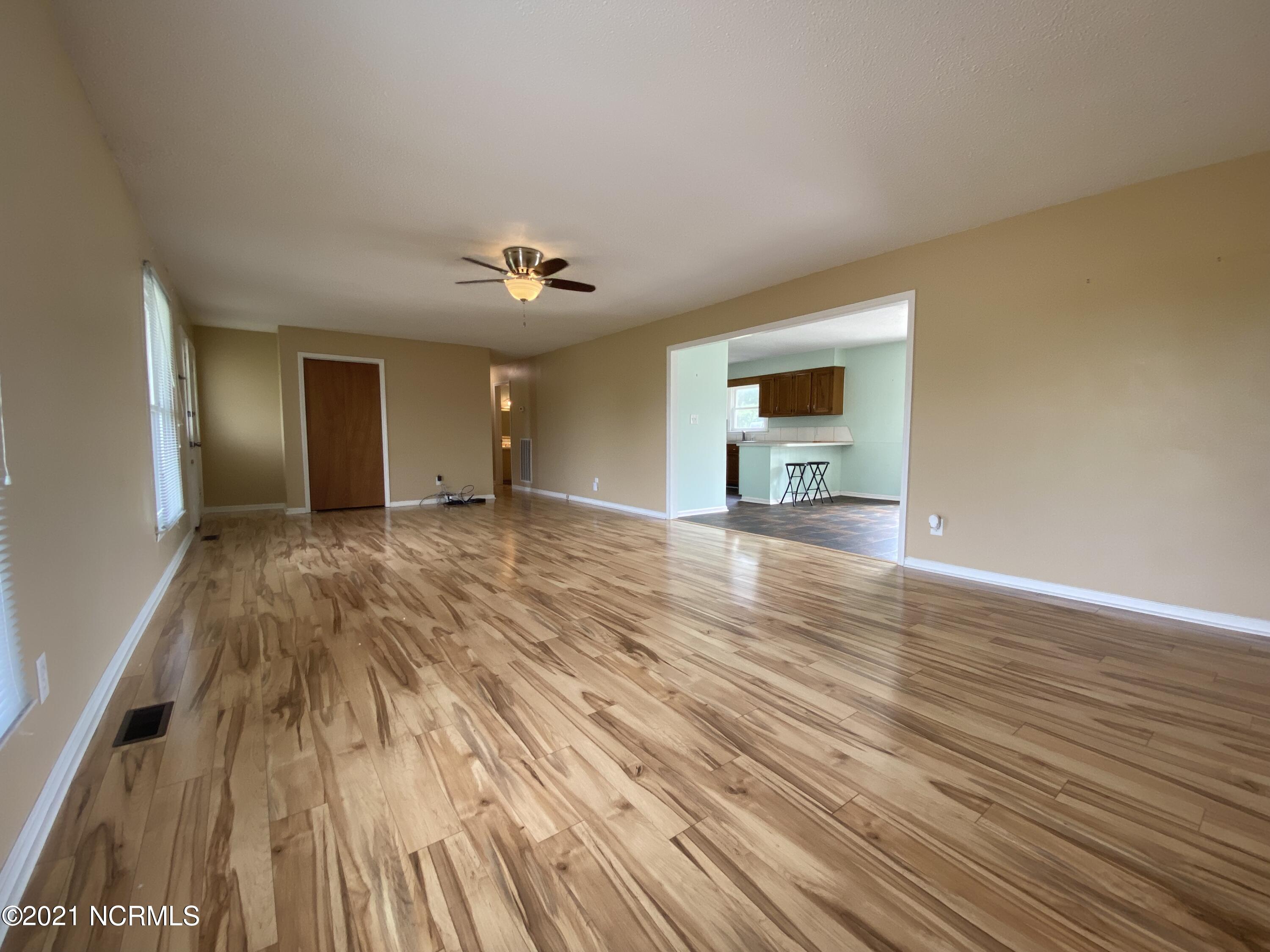 2310 Cherry Run Road Washington, NC 27889 - Photo 3 of 19 Large Living room