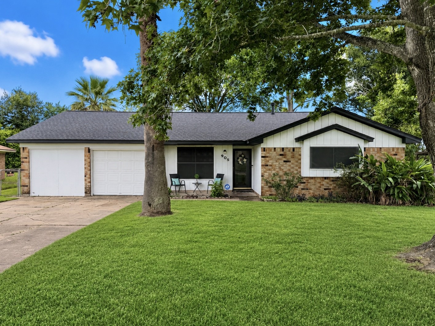 905 Southside Drive Angleton, TX 77515 - Photo 1 of 27