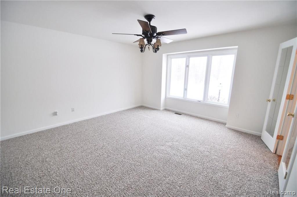 331 Mystic Valley Rochester, MI 48307 - Photo 5 of 39