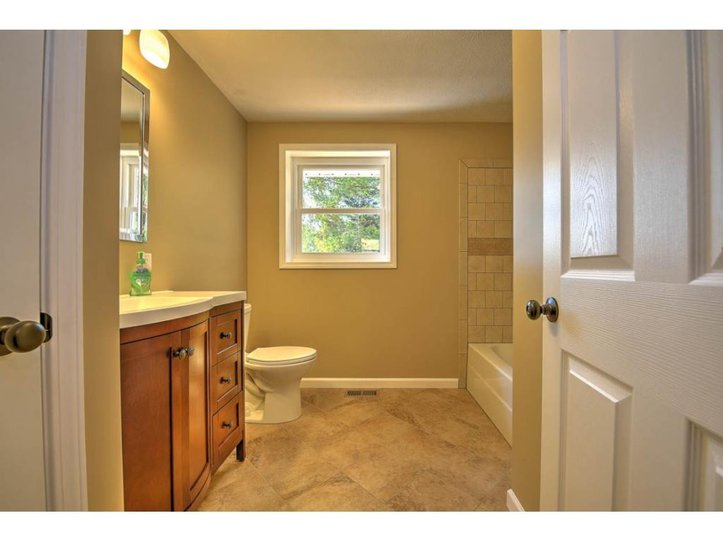 2040 Gregory Road Kingsport, TN 37665 - Photo 17 of 36 Hall bath