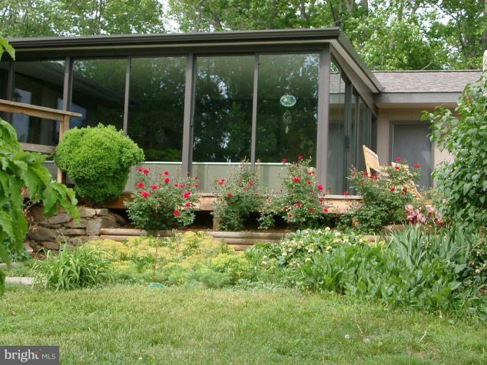 206 Richmond Road Castleton, VA 22716 - Photo 19 of 28 Screened-in Porch