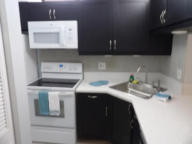 $2,000 | 618 Sea Pine Way, Unit E1, Greenacres, FL 33415