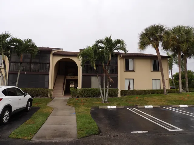$2,000 | 618 Sea Pine Way, Unit E1, Greenacres, FL 33415