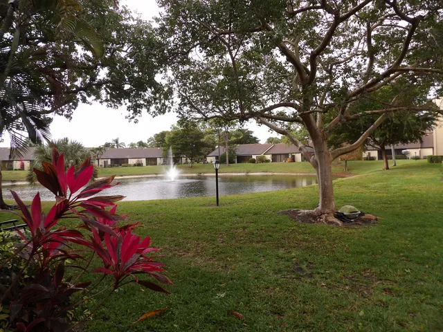 $2,000 | 618 Sea Pine Way, Unit E1, Greenacres, FL 33415