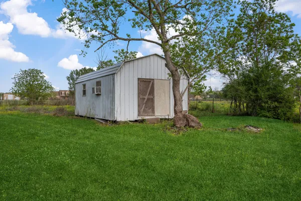 a view of backyard with garden and trees