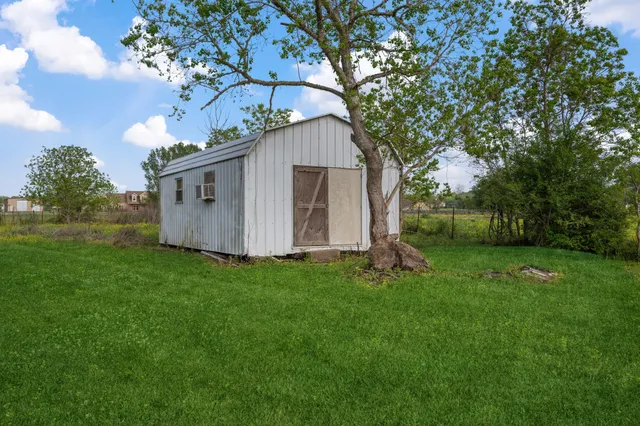 a view of backyard with garden and trees