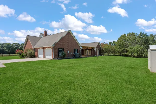 a view of a house with backyard and garden
