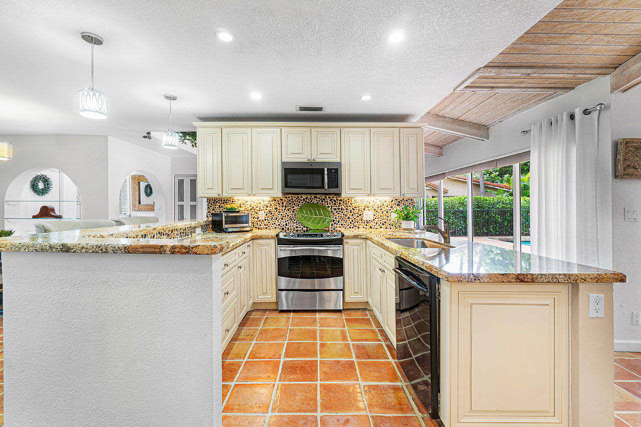 21077 Escondido Way Boca Raton, FL 33433 - Photo 12 of 37 012-21077EscondidoWay-BocaRaton-FL-small