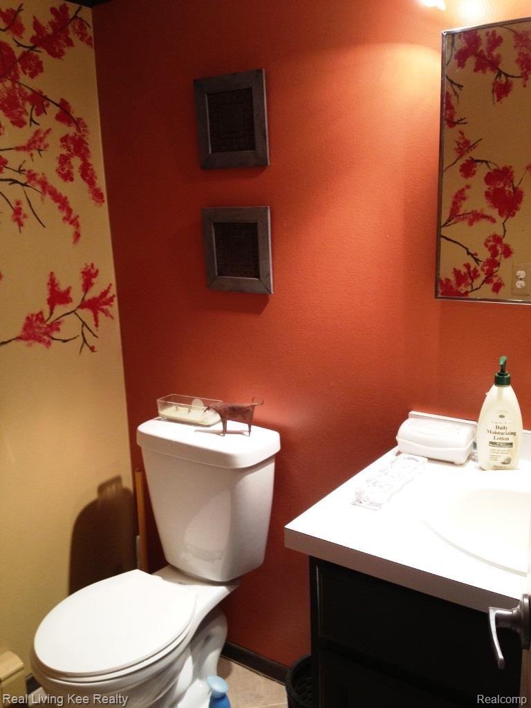 487 Miller Avenue Rochester, MI 48307 - Photo 4 of 16 4. Half bath