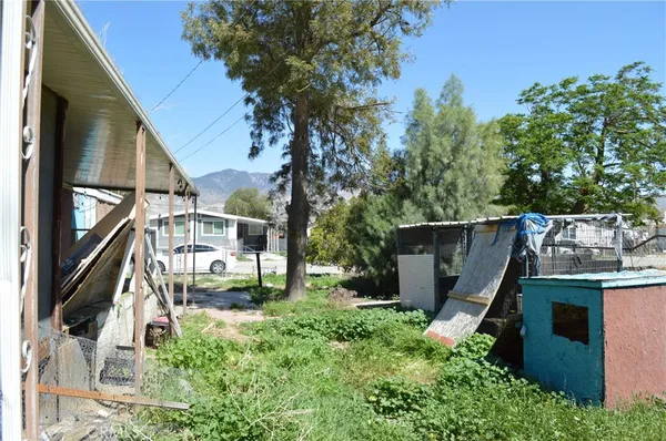 a view of a house with backyard