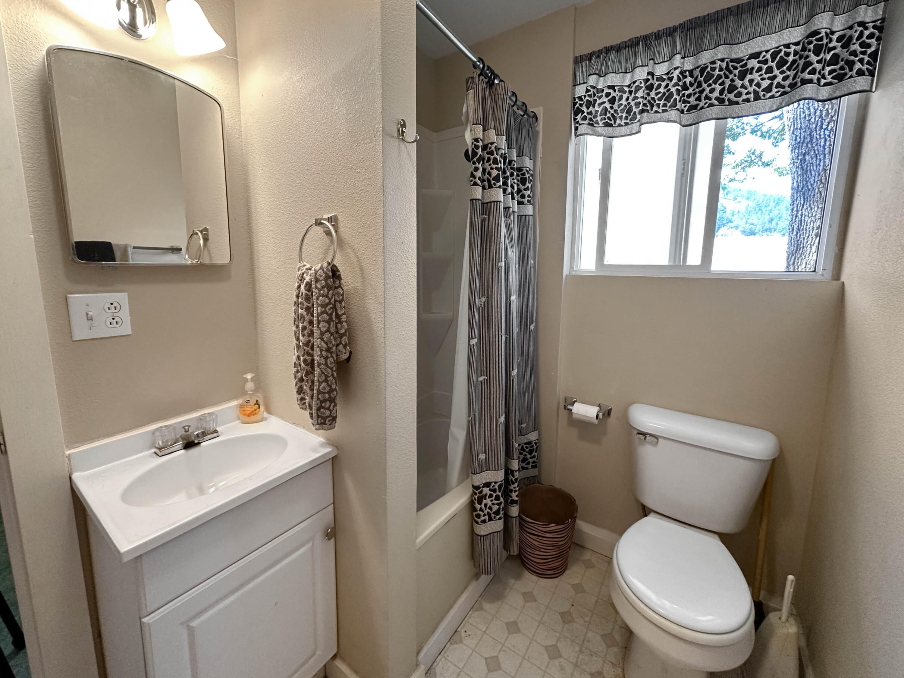 3808 Andrews Road Medford, OR 97501 - Photo 29 of 32 Appartment Bathroom_9840