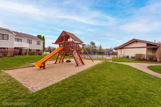 $259,000 | 1321 7 Pines Road, Unit C1, Schaumburg, IL 60193