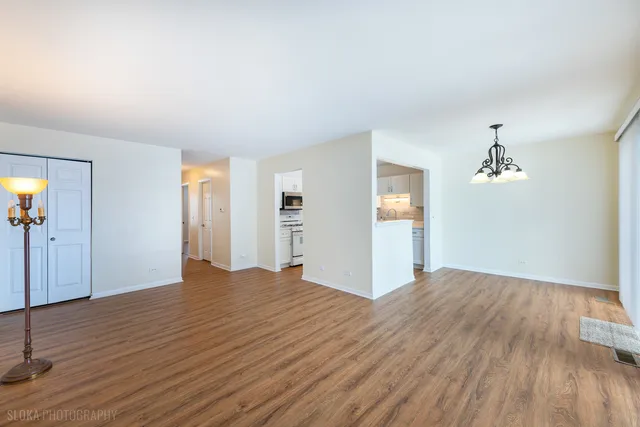 $259,000 | 1321 7 Pines Road, Unit C1, Schaumburg, IL 60193