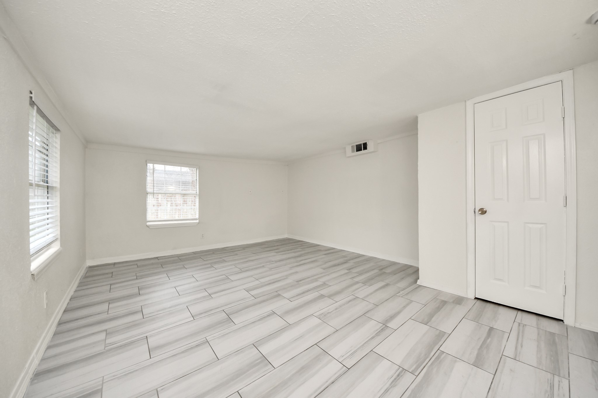 1139 Hartwick Road Houston, TX 77037 - Photo 10 of 38 an empty room with windows