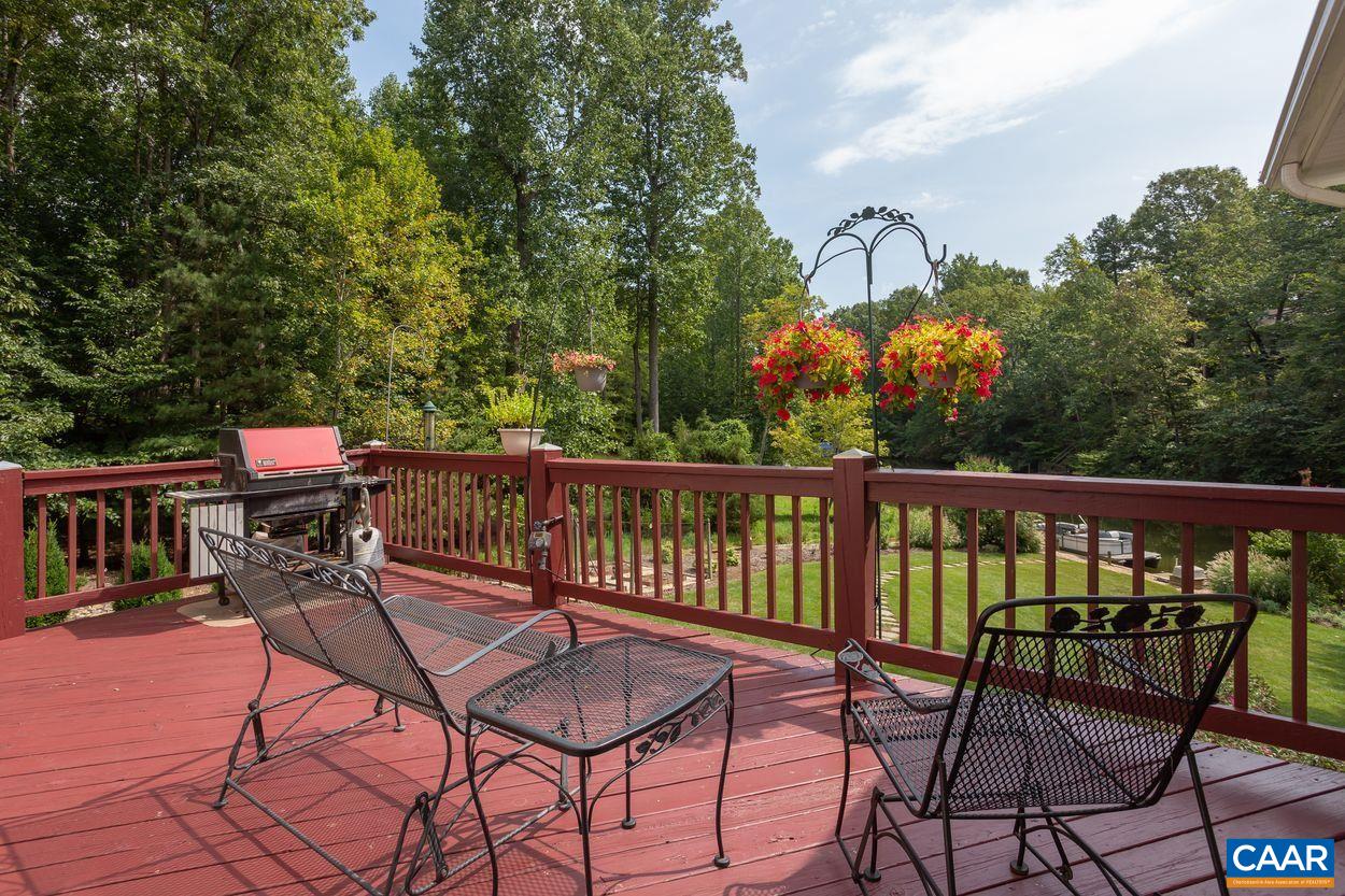 40 Xebec Road Palmyra, VA 22963 - Photo 54 of 67 a view of a chairs and table in patio