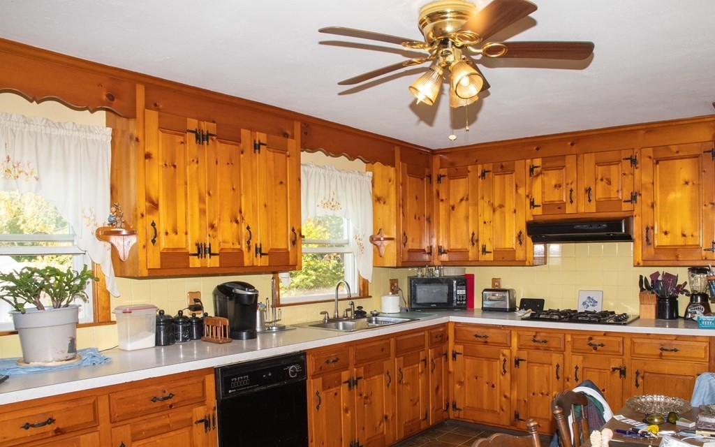 113 Hally Road Lowell, MA 01854 - Photo 8 of 19