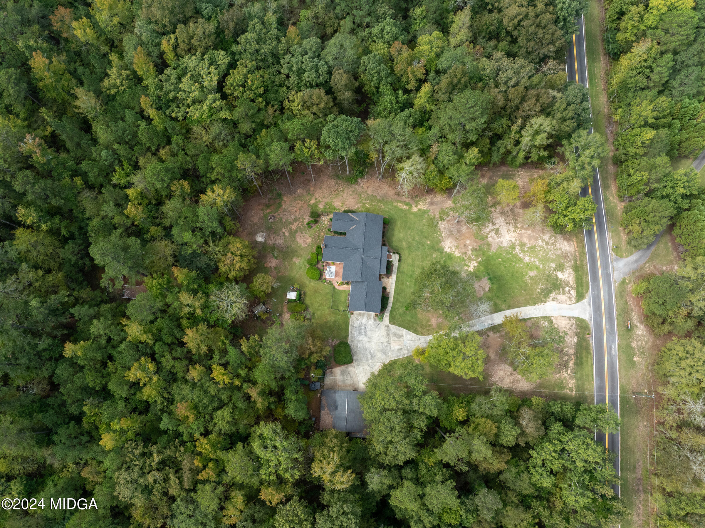 552 Plantation Road Gray, GA 31032 - Photo 36 of 38 an aerial view of a house with a yard and large tree