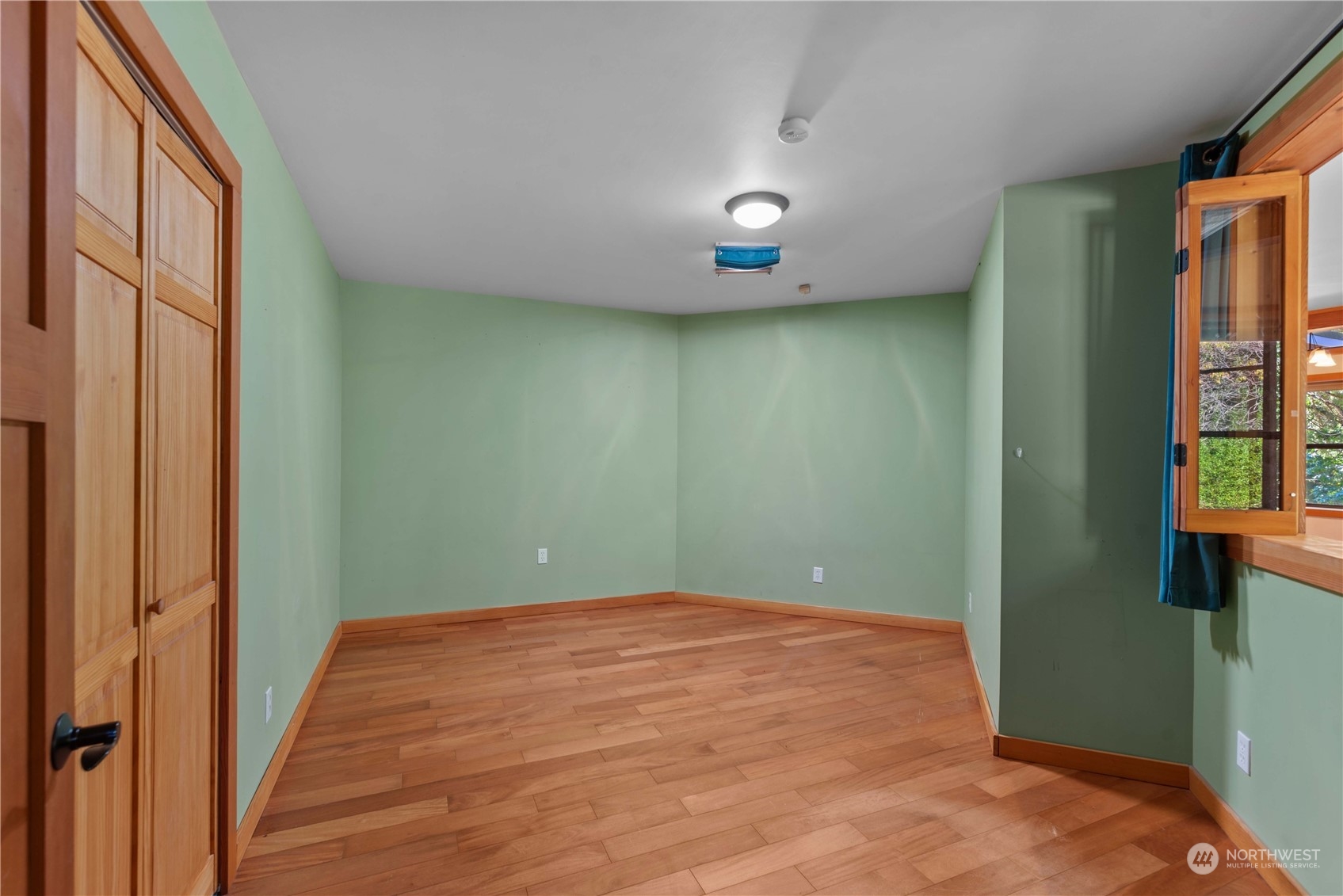 23510 White River Road Leavenworth, WA 98826 - Photo 34 of 39 an empty room with windows