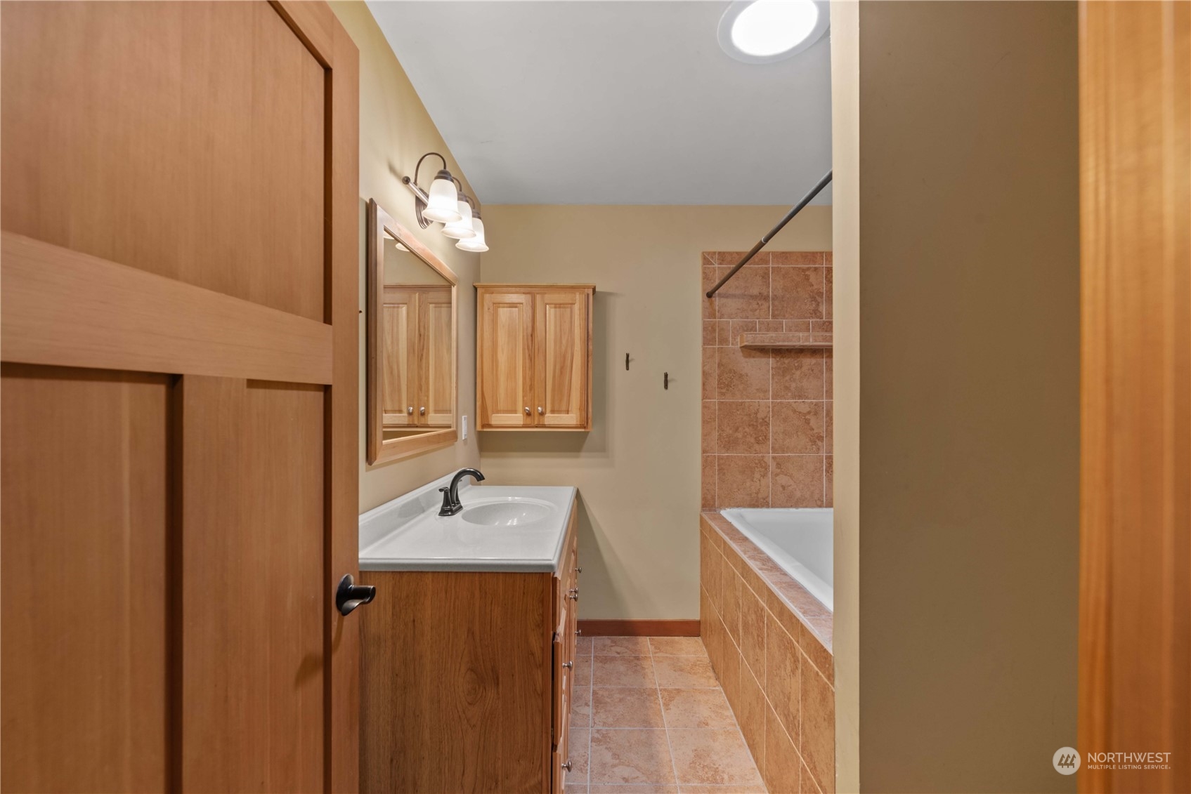 23510 White River Road Leavenworth, WA 98826 - Photo 35 of 39 a bathroom with a sink a mirror and a bathtub