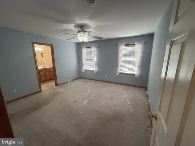 a view of empty room with window
