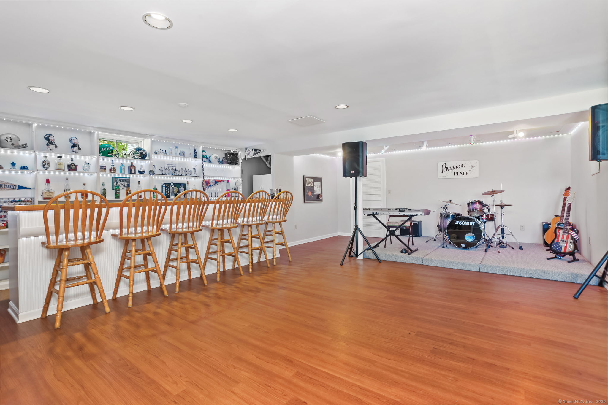 132 Merrimac Drive Trumbull, CT 06611 - Photo 27 of 40 Lower Level Wet Bar / Stage Area